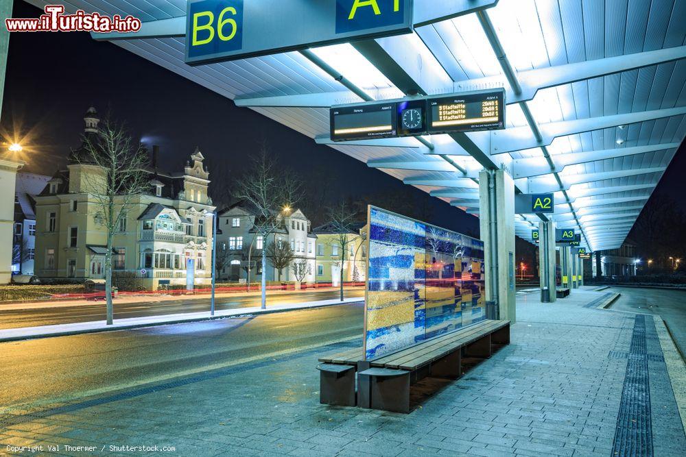 Immagine La stazione dei bus della città di Coburgo fotografata di notte, Germania - © Val Thoermer / Shutterstock.com