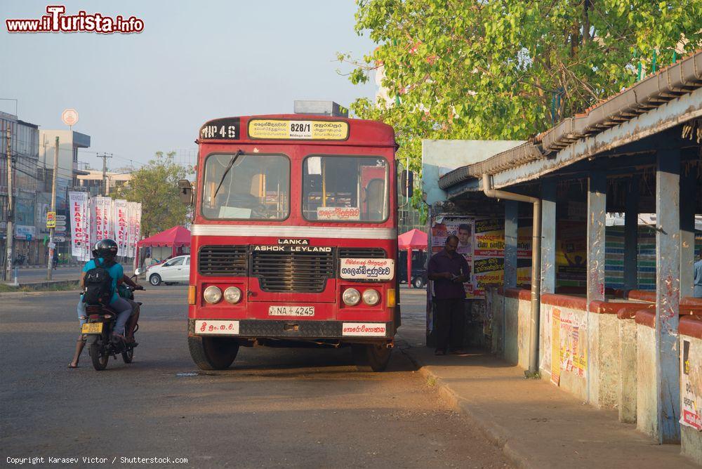 Immagine La stazione dei bus nella cittadina di Anuradhapura, Sri Lanka. Una corriera della compagnia Lanka Ashok Leyland in attesa dei passeggeri - © Karasev Victor / Shutterstock.com