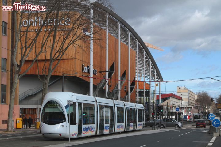 Immagine La stazione dei tram nel nuovo distretto della Confluenza a Lione, Francia - © Pierre Jean Durieu / Shutterstock.com