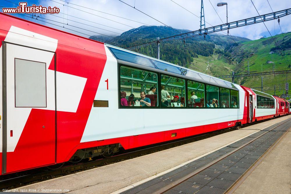 Immagine La Stazione di Andermatt e il treno panoramico Glacier Express - © Ugis Riba / Shutterstock.com