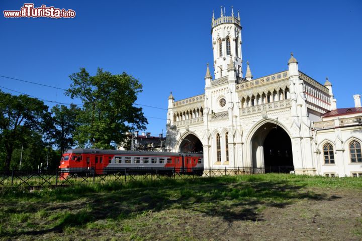 Immagine La stazione di Novy Peterhof, Russia, fa parte della rete ferrioviaria che gravita intorno a San Pietroburgo - © Lilyana Vynogradova / Shutterstock.com