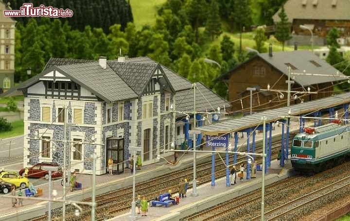 Immagine La stazione di VIpiteno in miniatura, Bahnhof Sterzing, uno dei plastici del museo di Mondotreno a Rablà - © Mondotreno