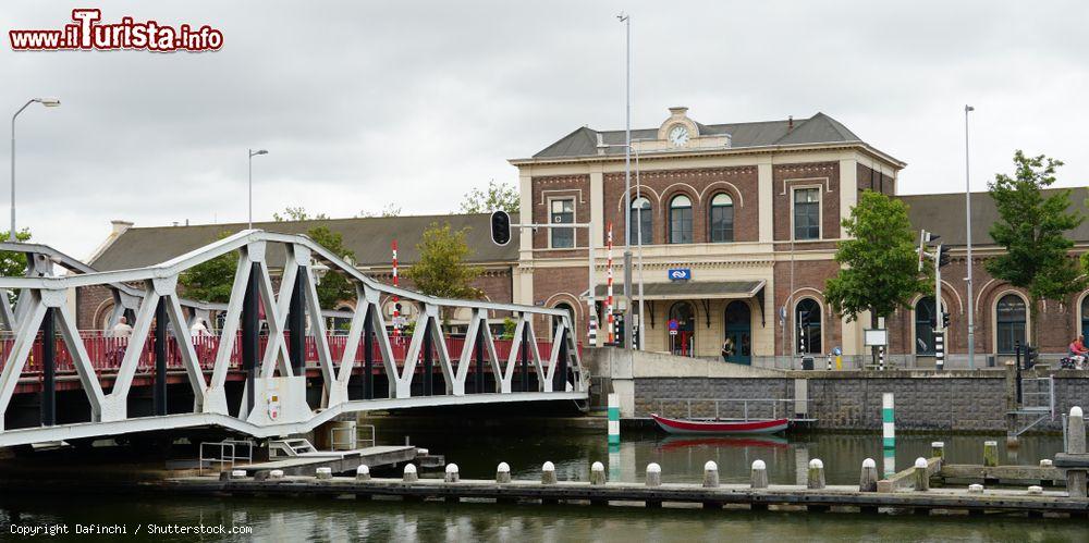 Immagine La stazione ferroviaria centrale nel centro di Middelburg, provincia della Zelanda, Olanda - © Dafinchi / Shutterstock.com