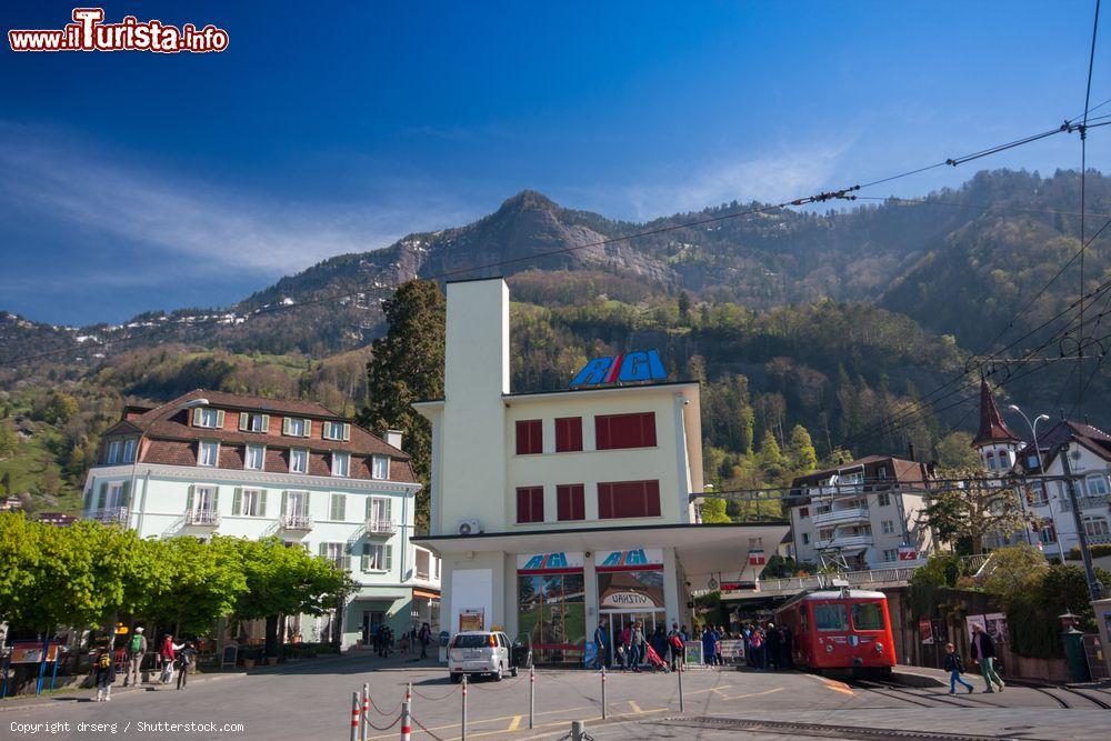 Immagine La stazione ferroviaria che porta dalle rive del lago di Lucerna al Monte Rigi a Vitznau, Svizzera. Quella di Rigi è la più antica ferrovia di montagna di tutt'Europa - © drserg / Shutterstock.com