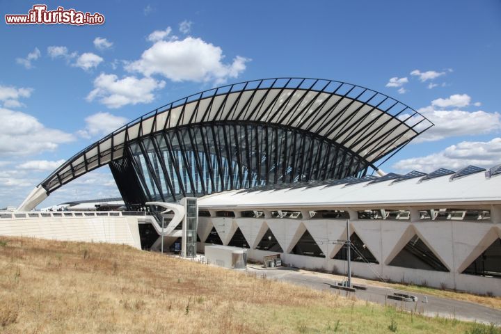 Immagine La stazione ferroviaria collega con l'aeroporto Saint Exupery di Lione, Francia - © ricochet64 / Shutterstock.com