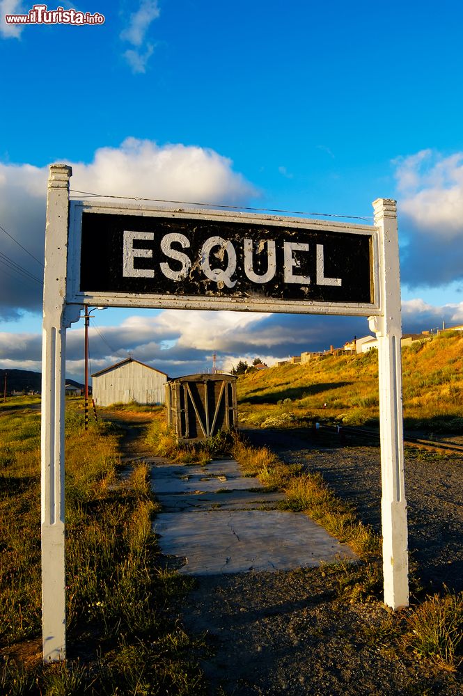 Immagine La stazione ferroviaria dell'antica Trochita a Esquel, Argentina. Questa ferrovia a scartamento ridotto con locomotive a vapore è nota come La Trochita che significa "piccolo calibro". E' lunga 402 chilometri e attraversa le pendici delle Ande tra Esquel e El Maiten.