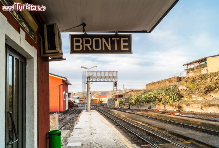 Immagine La stazione ferroviaria di Bronte, lungo la Circumetnea in Sicilia