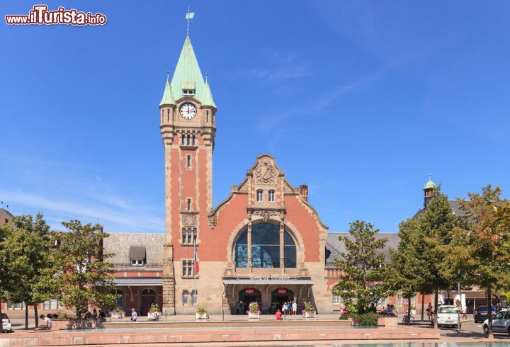 Immagine La stazione ferroviaria di Colmar, Francia. Questa cittadina, ai piedi del massiccio dei Vosgi, è la terza più grande per dimensione dell'Alsazia © photogearch / Shutterstock.com