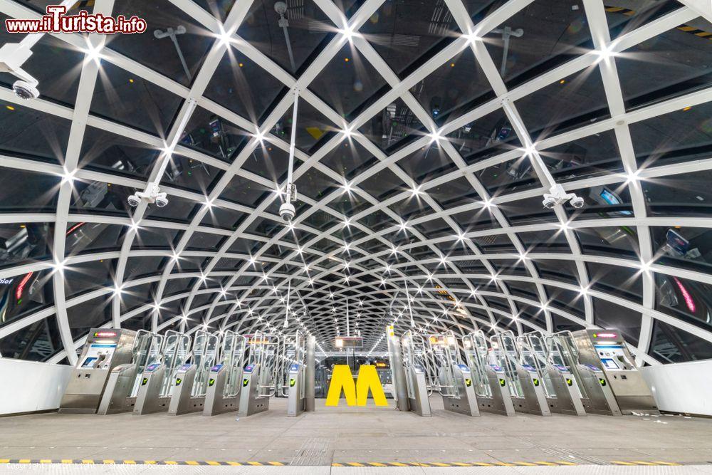 Immagine La stazione ferroviaria di Den haag (Olanda) by night in attesa dei viaggiatori - © Ankor Light / Shutterstock.com