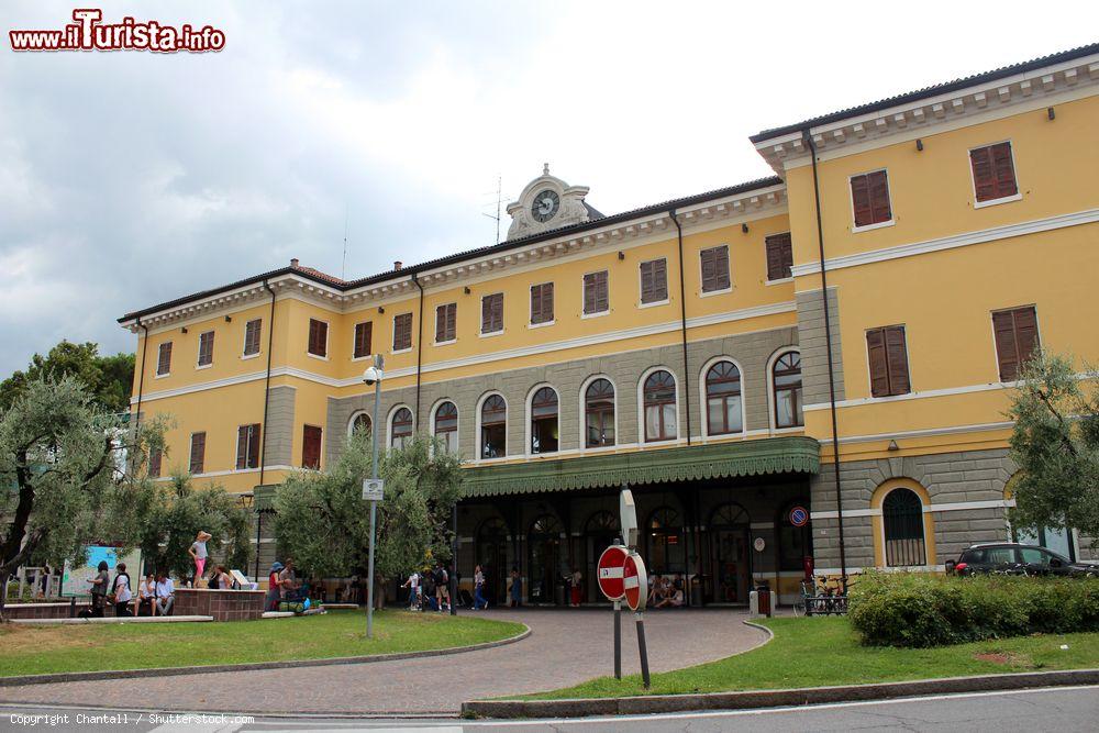 Immagine La stazione ferroviaria di Desenzano del Garda, provincia di Brescia, Lombardia. Il territorio cittadino è attraversato dalla ferrovia Milano-Venezia su cui si trova la stazione locale servita da treni regionali e a lunga percorrenza - © Chantall / Shutterstock.com