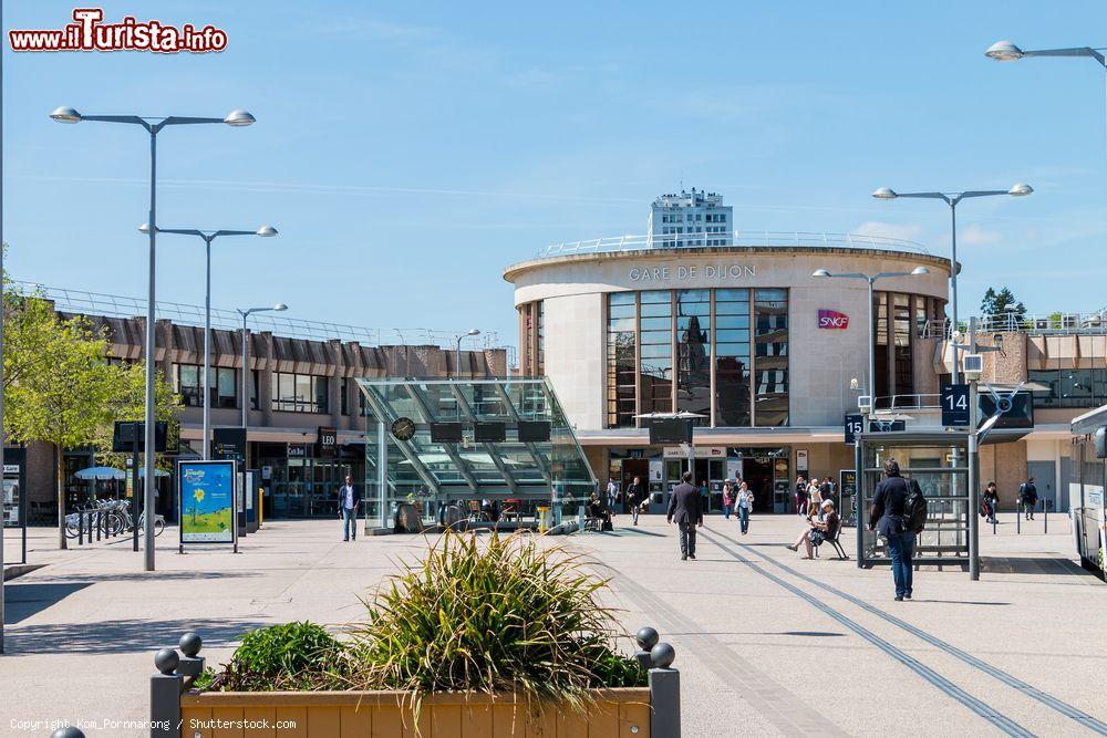 Immagine La stazione ferroviaria di Digione, Francia. Aperta al pubblico nel 1849, è servita dal TGV e dal TER - © Kom_Pornnarong / Shutterstock.com