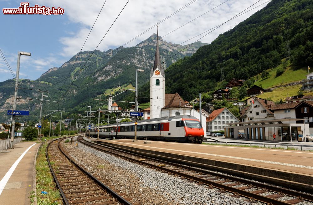 Immagine La stazione ferroviaria di Fluelen in Svizzera: siamo nel Canton Uri, sulle rive del lago dei Quattro Cantoni
