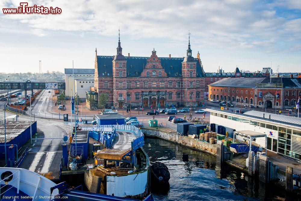 Immagine La stazione ferroviaria di Helsingor, Danimarca, vista dall'alto. Inaugurata ufficialmente nel 1891, questa elegante stazione ferroviaria si presenta con 6 binari - © badahos / Shutterstock.com