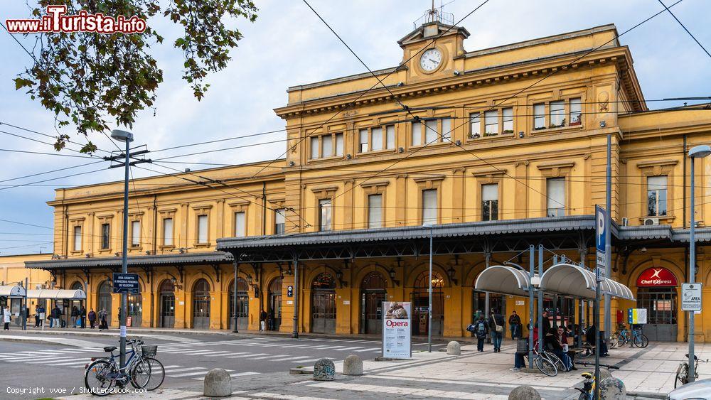 Immagine La stazione ferroviaria di Modena, Emilia-Romagna. Aperta nel 1859, questa tratta ferroviaria fa parte della linea Milano-Bologna. Ogni anno sono circa 6 milioni e 500 mila i viaggiatori che la utilizzano - © vvoe / Shutterstock.com