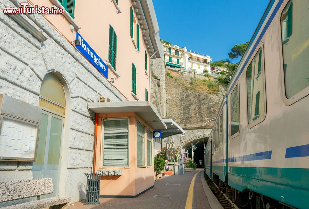 Immagine La stazione ferroviaria di Riomaggiore, La Spezia, Liguria. Il borgo ospita una fermata ferroviaria della linea Genova-Pisa.