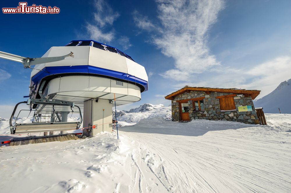 Immagine La stazione ski lift in Val d'Isère in inverno con la neve, Francia, in una giornata di sole.