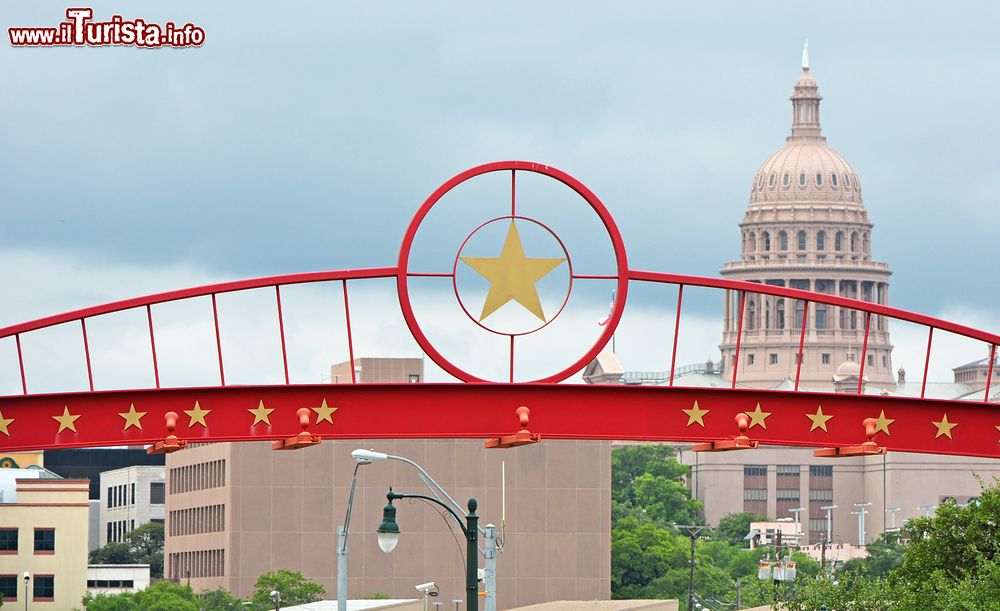 Immagine La stella rossa, simbolo del Texas con il Campidoglio di Austin sullo sfondo (USA).