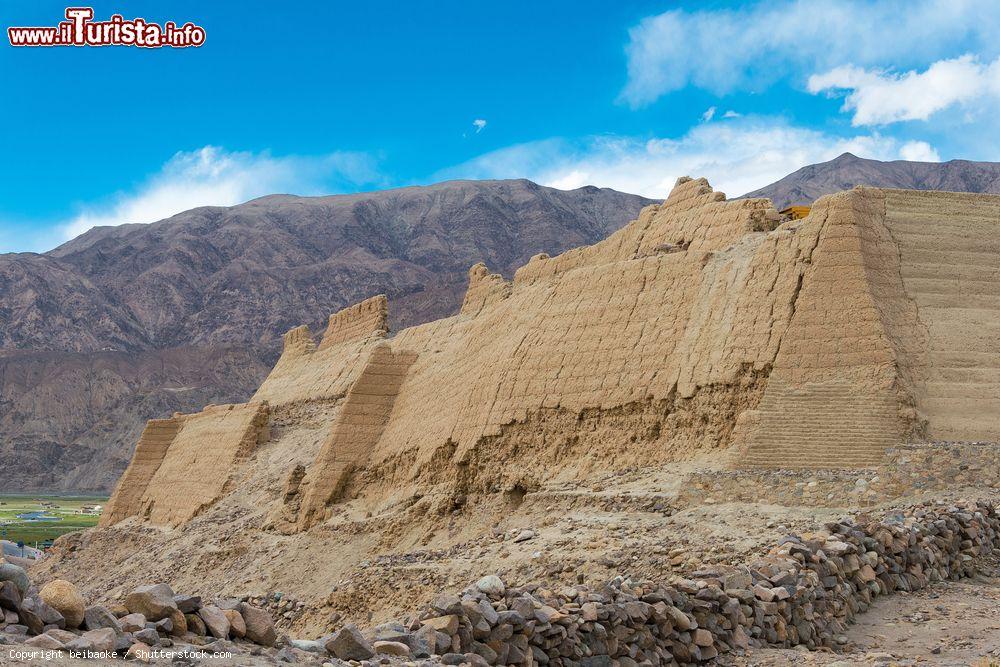Immagine La Stone City  di Tashkurgan sul Pamir non lontano da Kashgar in Cina. - © beibaoke / Shutterstock.com