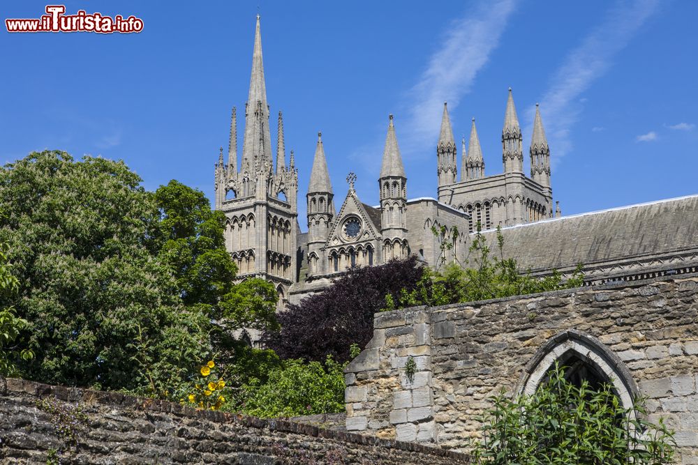 Immagine La storica cattedrale di Peterborough vista dall'esterno, Cambridgeshire, Regno Unito.