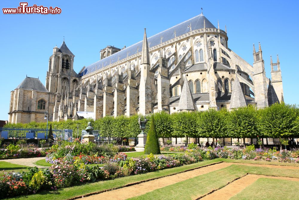Immagine La storica cattedrale di Santo Stefano a Bourges, Francia: è uno dei capolavori dell'architettura gotica francese e la sua facciata, larga 40 metri, è la più grande per questo tipo di edifici.