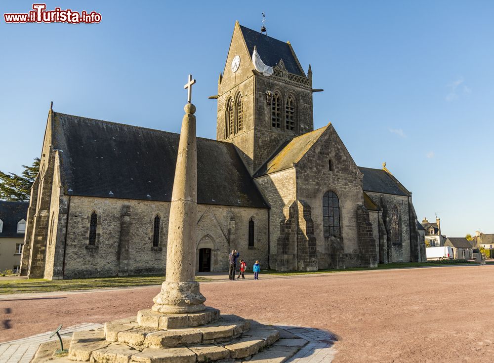 Immagine La storica chiesa di Sainte Mere Eglise in Francia famosa per il paracadustita del D-Day che rimase appeso sul campanile