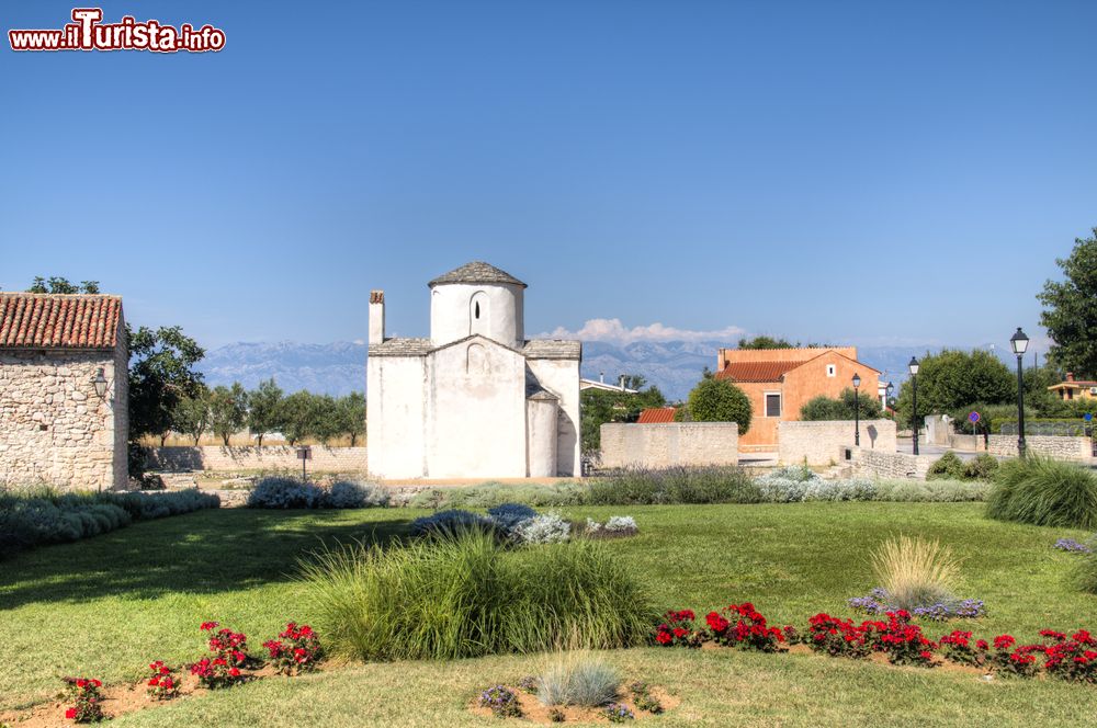 Immagine La storica chiesetta di Nin immersa in un paesaggio bucolico, Croazia.