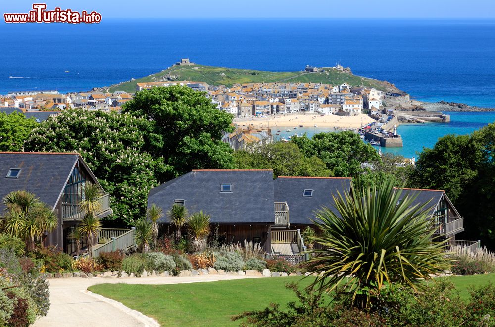 Immagine La storica città portuale di St. Ives vista dalla periferia, Cornovaglia, Regno Unito.