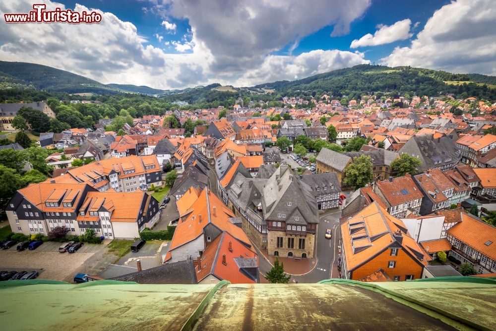 Immagine La storica cittadina di Goslar, Germania, vista dall'alto. Immersa in una natura idilliaca fra boschi, prati e laghi (naturali e artificiali), Goslar vanta un centro dichiarato Patrimonio dell'Umanità dell'Unesco.