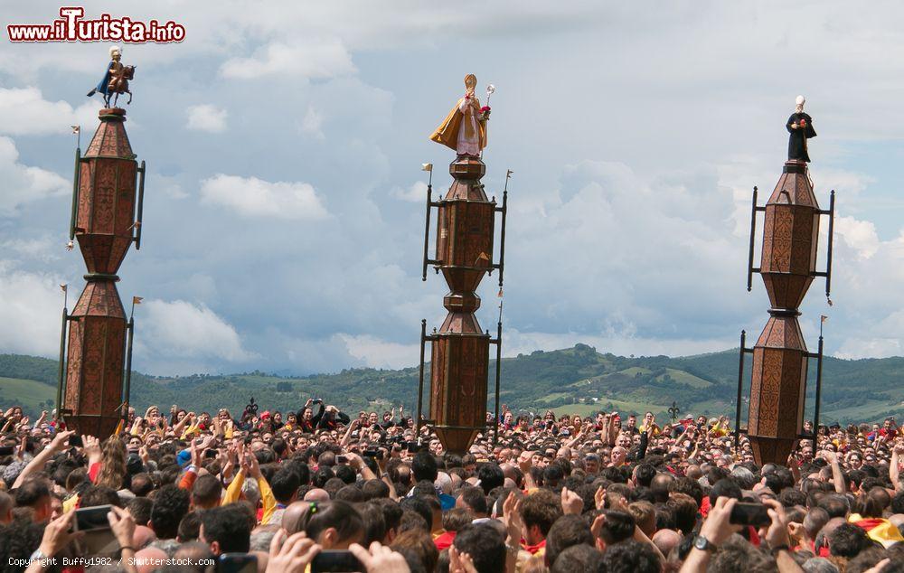 Immagine La storica Festa dei ceri a Gubbio: tre grandi ceri nella piazza cittadina - © Buffy1982 / Shutterstock.com