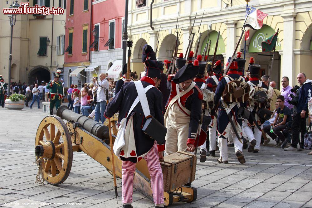 Immagine La storica festa di commemorazione delle guerre napoleoniche a Sarzana, Liguria. Si svolge ogni due anni nella cittadina medievale di Sarzana: il Napoleon Festival propone eventi legati alla figura di Napoleone, la cui famiglia era originaria proprio di Sarzana - © Maurizio Biso / Shutterstock.com