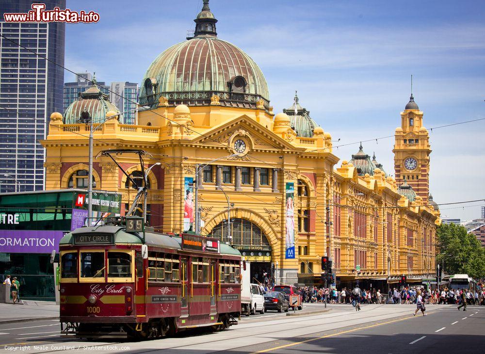 Immagine La storica Flinders Street Station di Melbourne, Australia. E' stata completata nel 1910 e ogni giorno viene utilizzata da oltre 100 mila persone - © Neale Cousland / Shutterstock.com