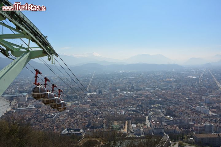 Immagine La storica funivia di Grenoble vista dalla Bastille, Francia. Chiamata "les bulles" dagli abitanti di Grenoble, questa ovovia accompagna alla scoperta di un interessnate itinerario storico-naturalistico.