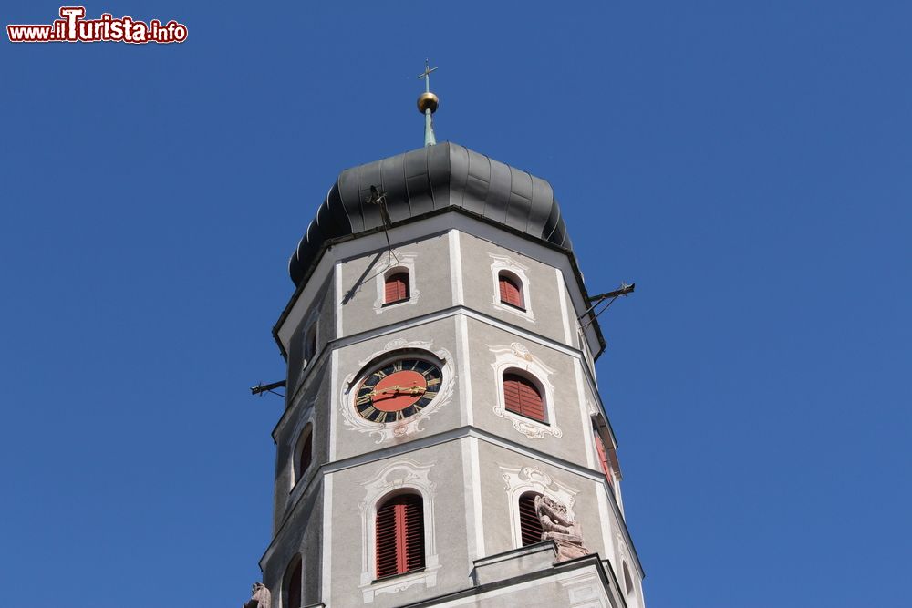 Immagine La storica Onion Tower della chiesa di San Lorenzo a Bludenz, Austria. Il campanile a bulbo di questo edificio religioso di rito cattolico è il simbolo della città. La sua costruzione in stile barocco risale agli anni 1667-1670.