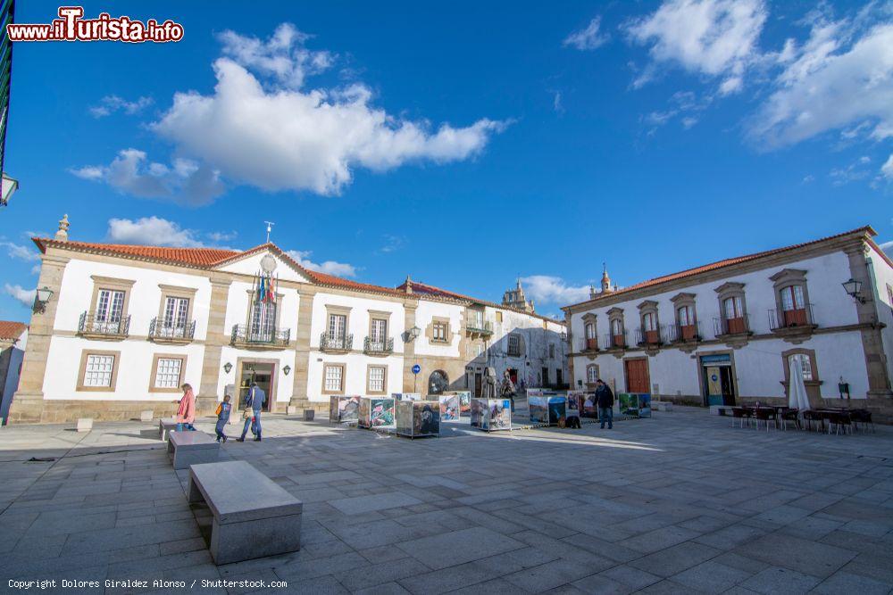 Immagine La storica piazza di Miranda do Douro con la scultura di uomo e donna in bronzo, Portogallo - © Dolores Giraldez Alonso / Shutterstock.com