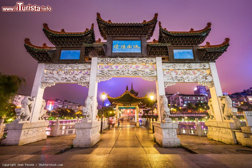 Immagine La storica porta sul fiume Nanming a Guiyang (Cina) a mezzanotte - © Sean Pavone / Shutterstock.com
