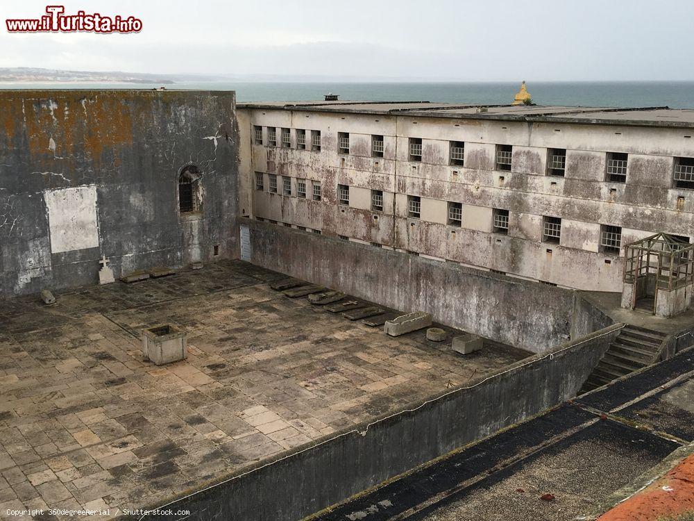 Immagine La storica prigione di Peniche, Portogallo. Trasformato in carcere all'epoca dell'Estado Novo, fra il 1933 e il 1947, il forte di Peniche è stato anche protagonista di una delle più singolari evasioni del XX° secolo di tutto il Portogallo - © 360degreeAerial / Shutterstock.com