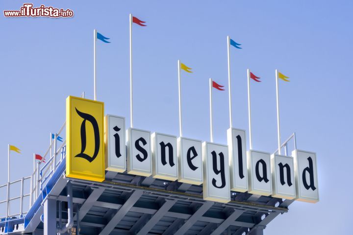 Immagine La storica insegna di Disneyland a Anaheim in California- © Ken Wolter / Shutterstock.com