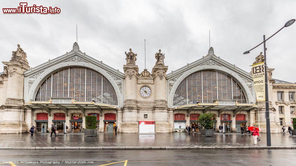 Immagine La storica stazione ferroviaria di Tours, Francia, in una giornata di pioggia - © HildaWeges Photography / Shutterstock.com