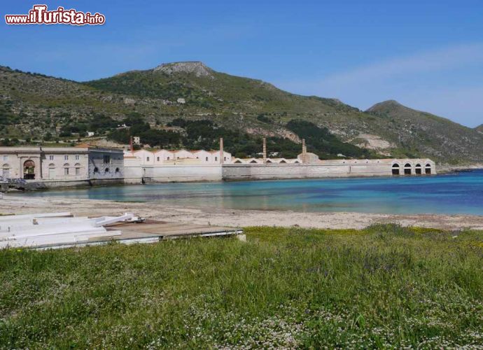 Immagine Tonnara di Favignana, Sicilia. Questo ex stabilimento della tonnara è il più grande delle Isole Egadi, al largo della costa della Sicilia Occidentale. Restaurato fra il 2003 e il 2009, oggi è aperto al pubblico a pagamento e può essere visitato in compagnia degli ex dipendenti della struttura - © Deborah Terrin