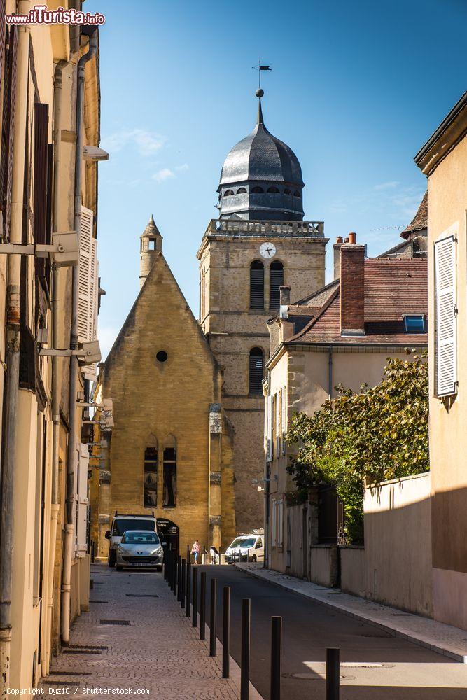 Immagine La storica torre di San Nicola nel centro di Paray-le-Monial, Francia. Oggi sede per mostre e esposizioni, questa torre è stata nel corso dei secoli anche carcere cittadino - © DyziO / Shutterstock.com
