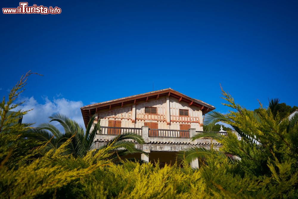 Immagine La storica Villa Gens a Benicassim, Spagna, immersa in una rigogliosa vegetazione.