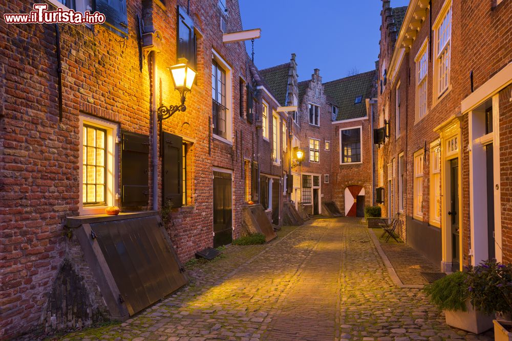 Immagine La storica viuzza di Kuiperspoort nel centro storico di Middelburg, Olanda, by night.