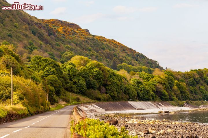 Immagine La strada a costiera che da Larne conduce verso il Giant Causeway