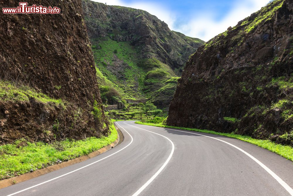 Immagine La strada attraversa le montagne della Serra da Malagueta sull'isola di Santiago, Capo Verde.