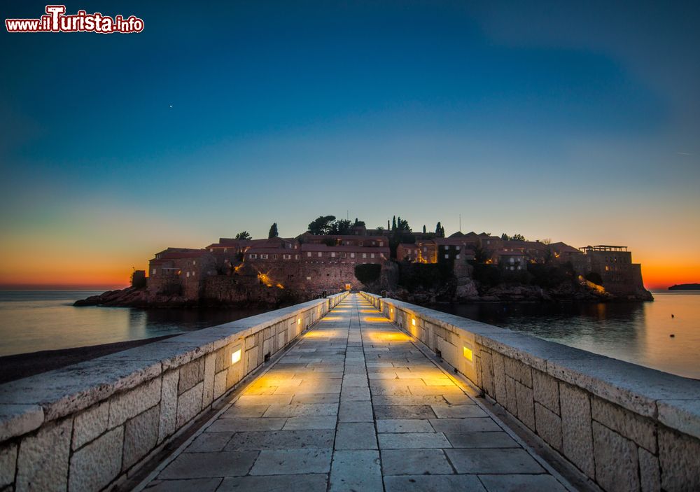 Immagine La strada che collega la terraferma a Sveti Stefan, Montenegro, illuminata di notte.