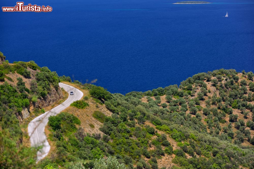 Immagine La strada che collega Milina e Trikeri nella penisola di Pelion, Trikeri (Grecia). Questa regione è nota come Terra dei Centauri.