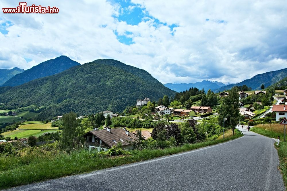 Immagine La strada che conduce a Stenico in Trentino