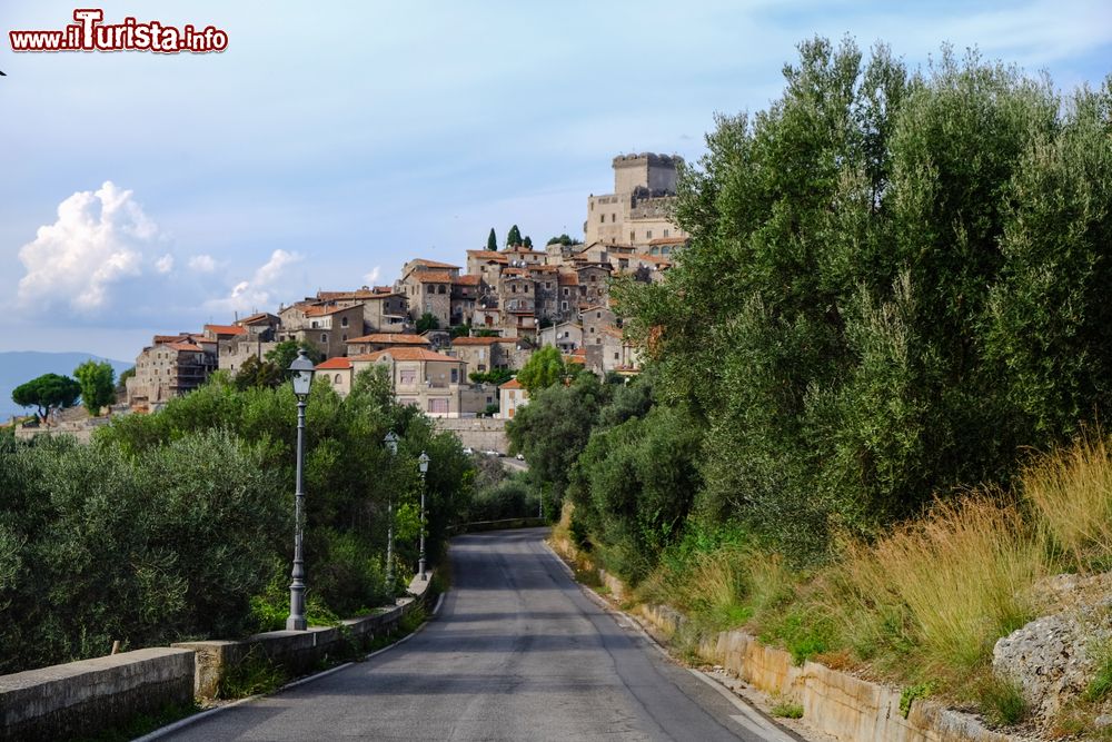 Immagine La strada che conduce al borgo fortificato di Sermoneta, provincia di Latina, Lazio.