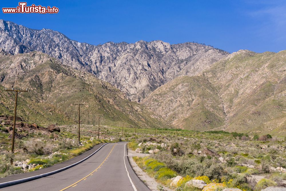 Immagine La strada che conduce alla Palm Springs Aerial Tramway, California. Aperto nel settembre del 1963 permette di spostarsi dal fondo della Coachella Valley sino alla cima del San Jacinto Peak.