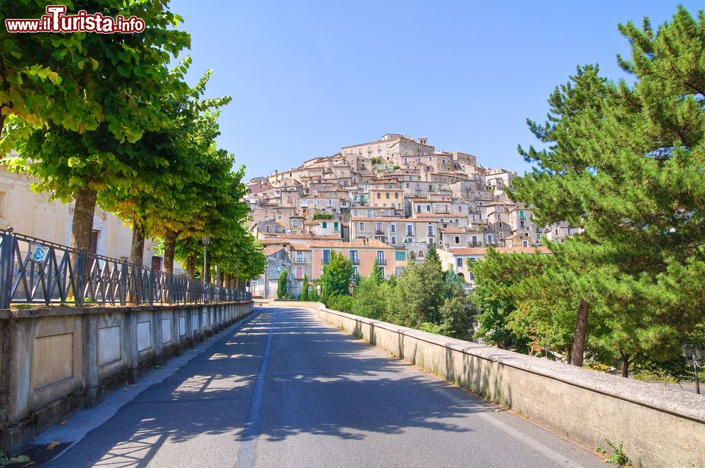 Immagine La strada che da Castrovillari conduce a Morano Calabro, che si erge maestoso su di un colle